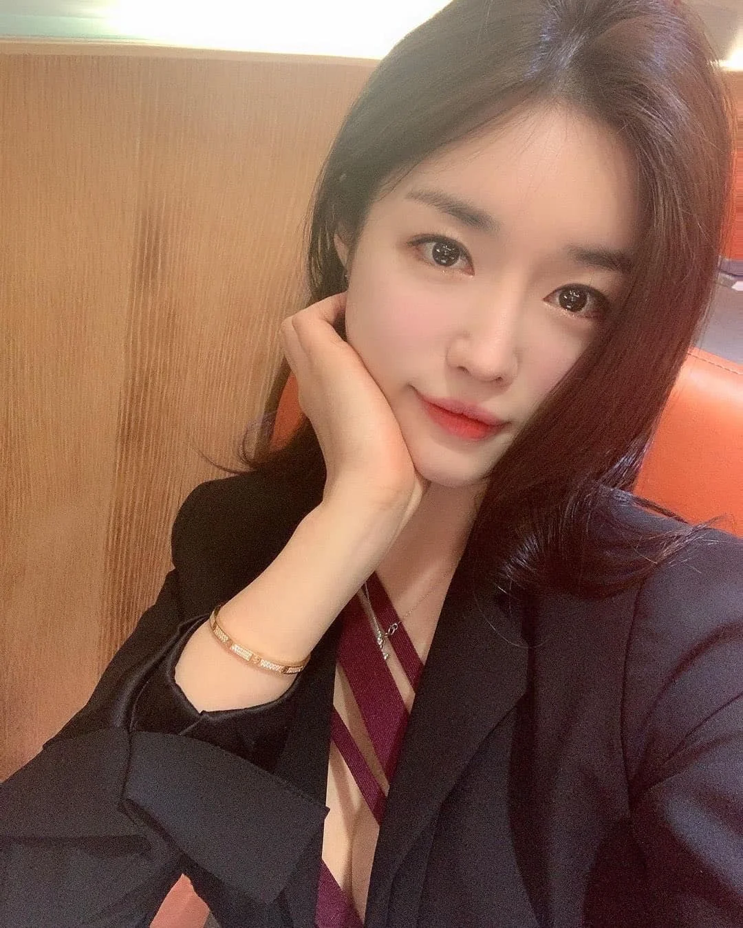 黑西装美女手托脸自拍