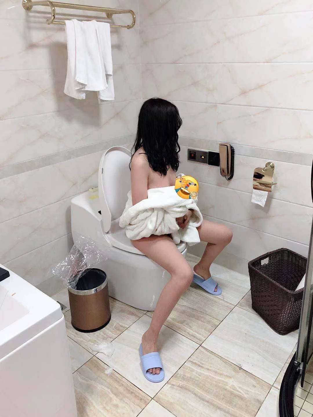 卫生间马桶上玩手机
