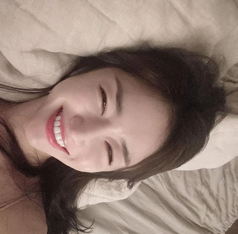 枕头上笑着眯起眼