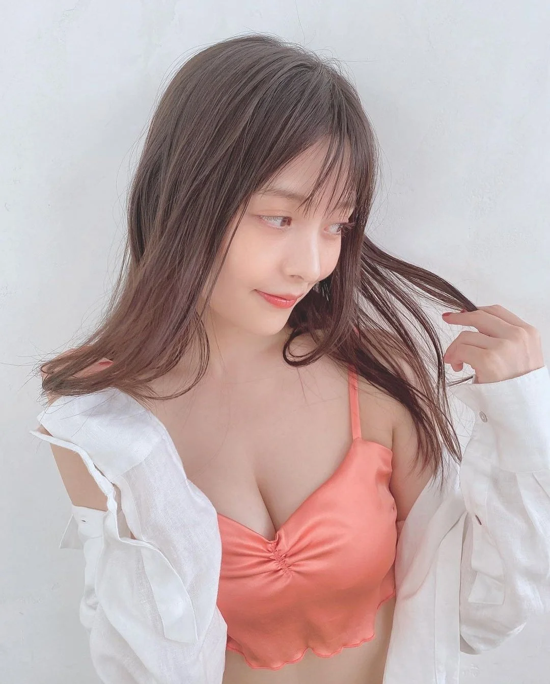 橙色胸衣外搭白衬衫