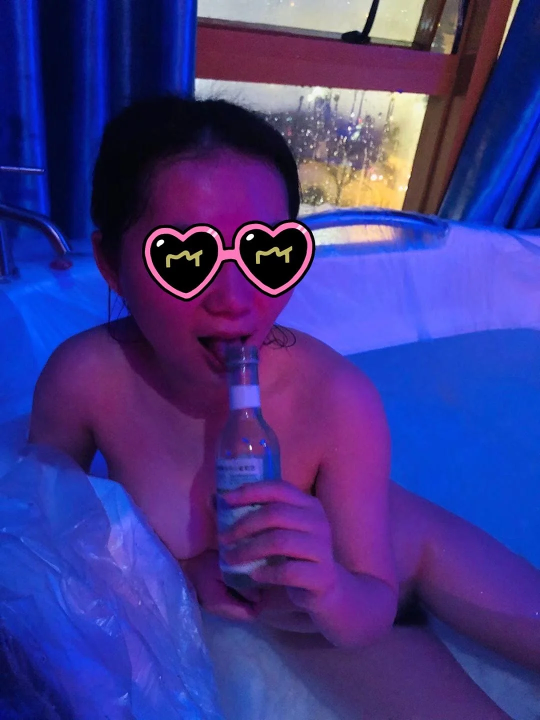 喝啤酒戴心心眼镜
