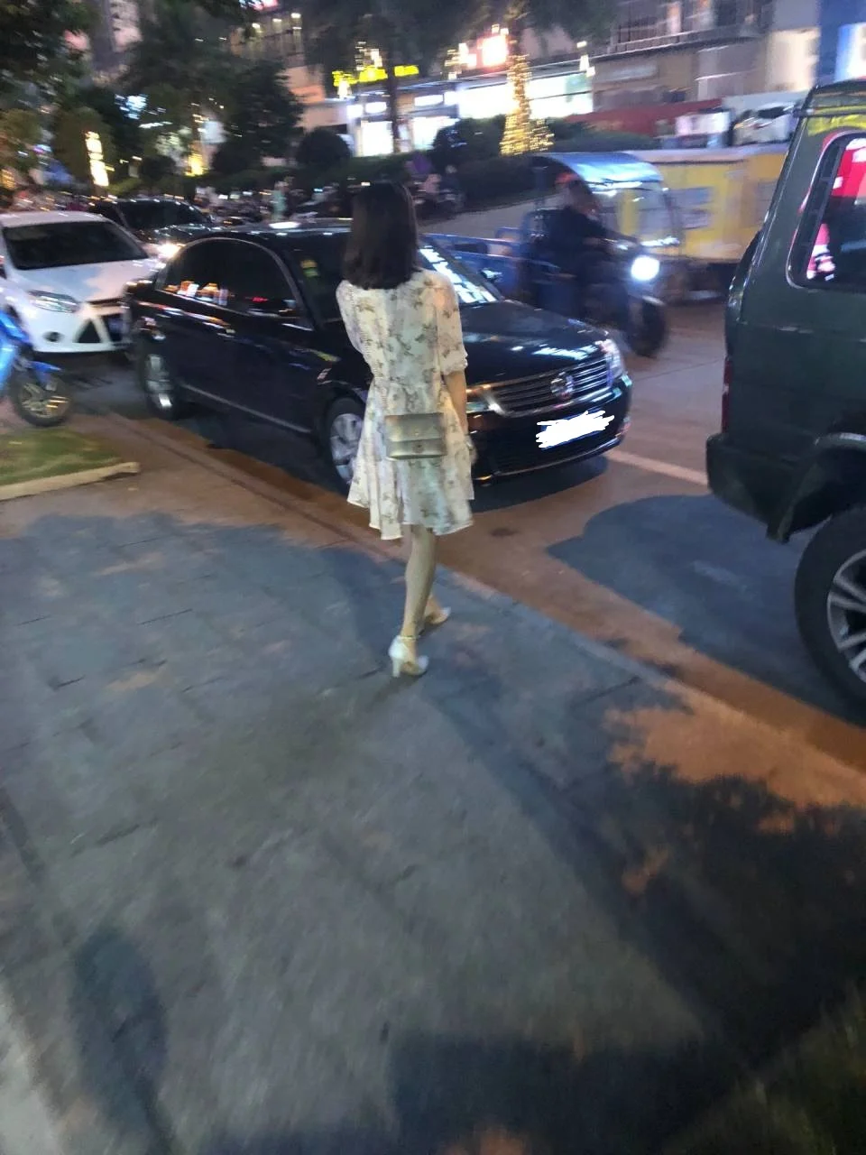 夜里街边站着个花裙女生