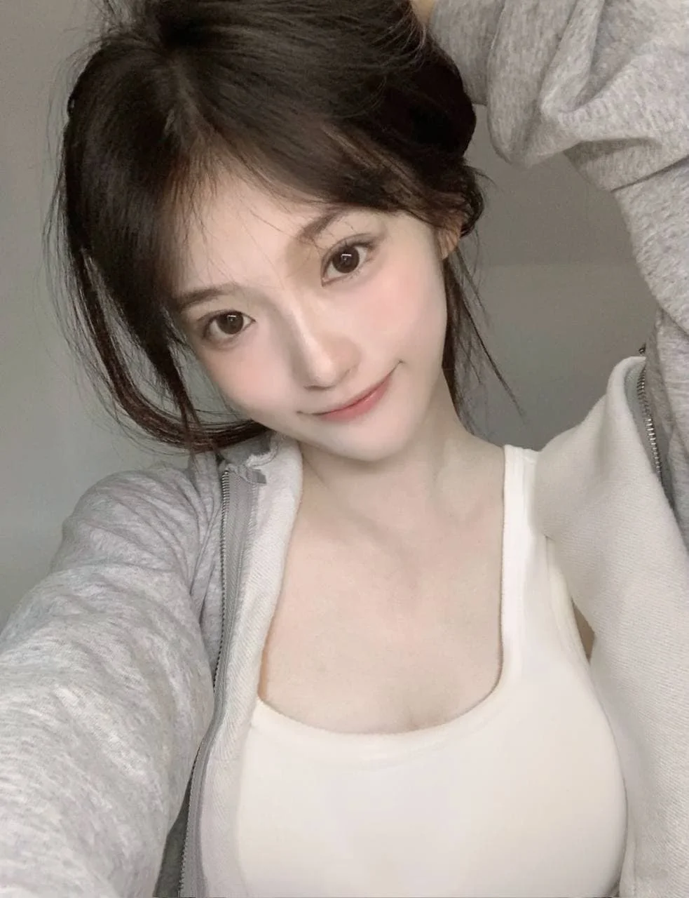 灰色外套里套着白背心