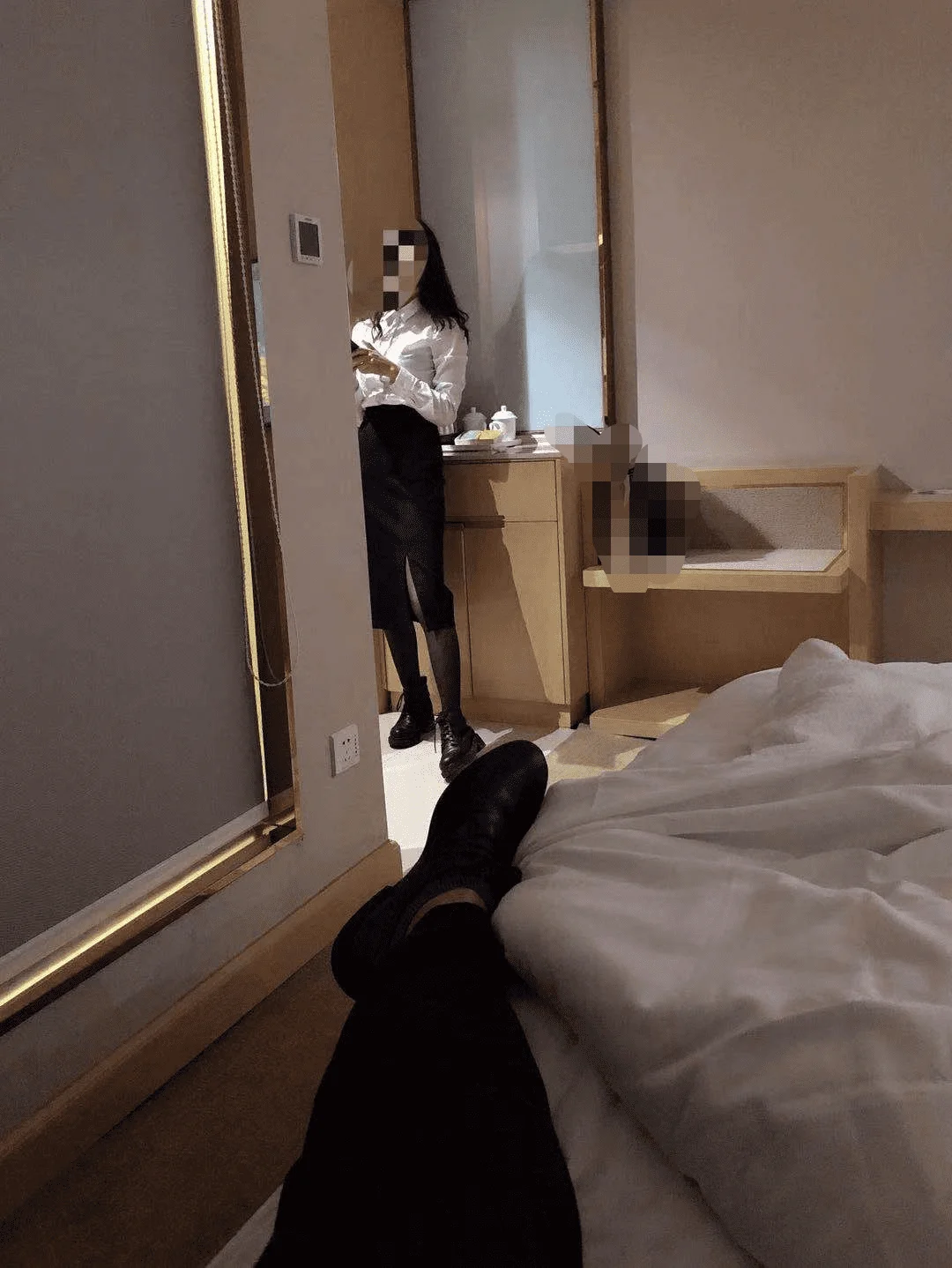 酒店床上看她站着