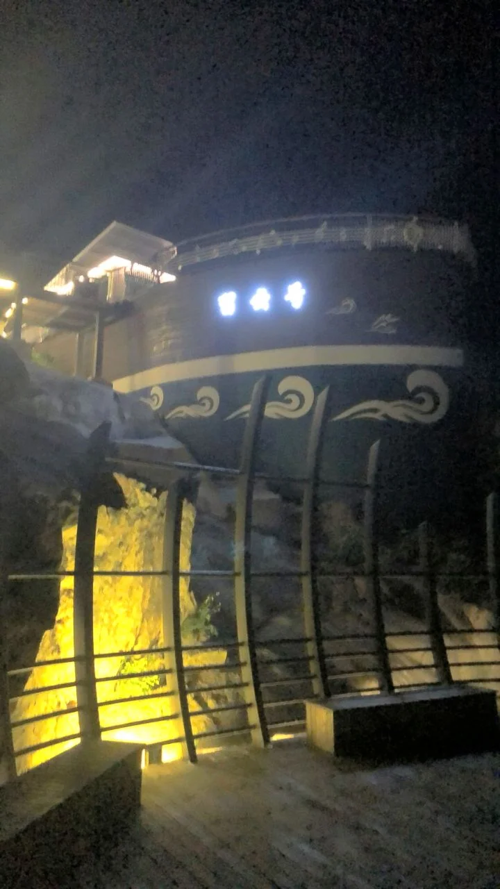 百鸟亭夜里亮着灯