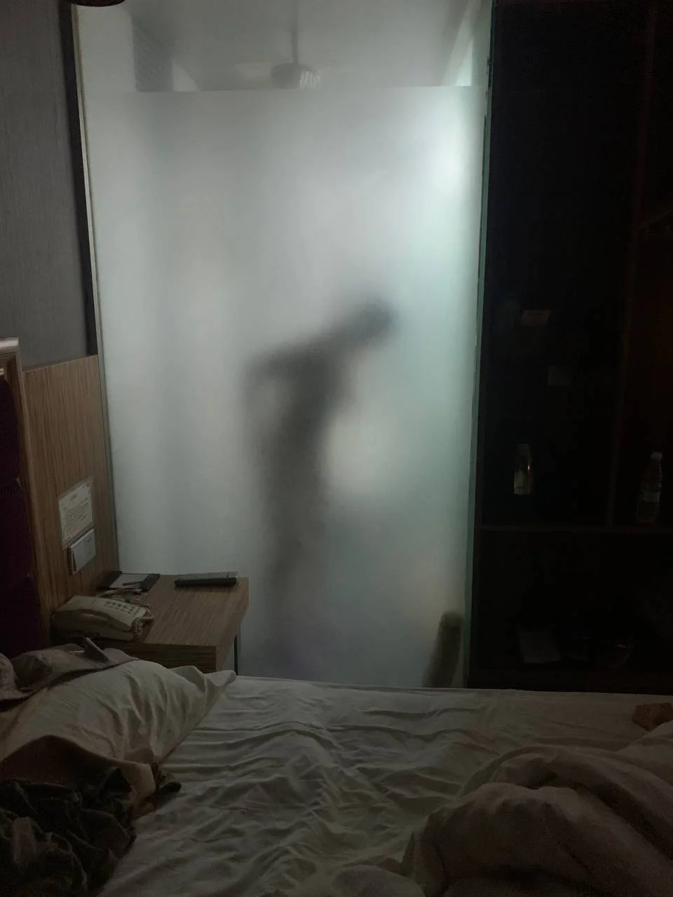 浴室毛玻璃映出人影