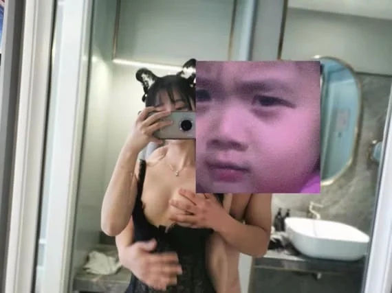 镜子前自拍被男人抱住