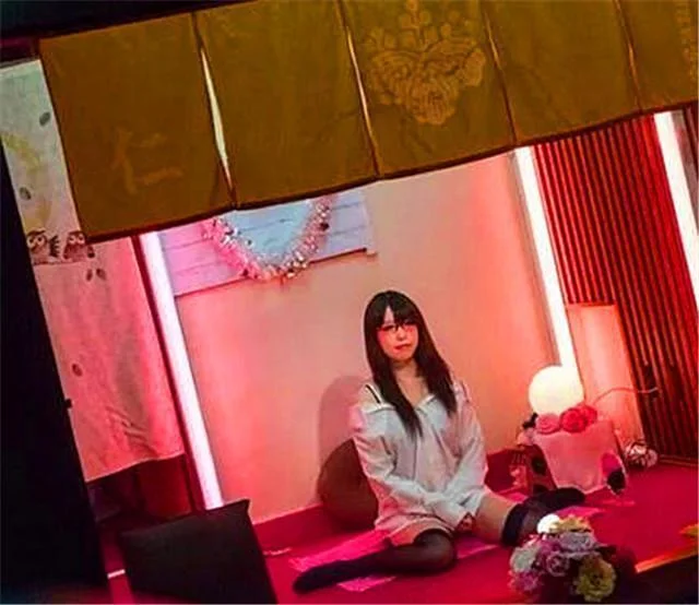 红房间里女孩坐在地上