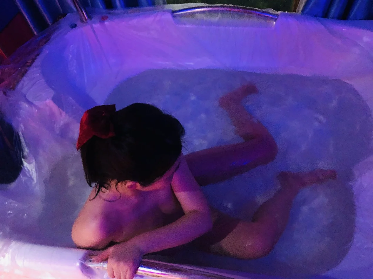 浴缸泡泡里侧躺着