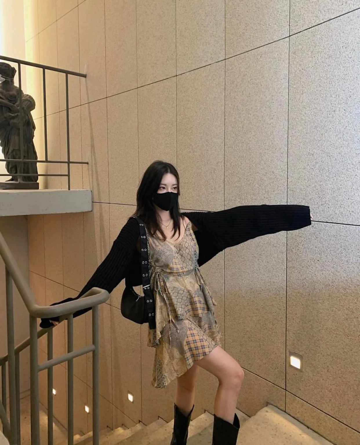 楼梯上穿格子裙的妹子摆姿势
