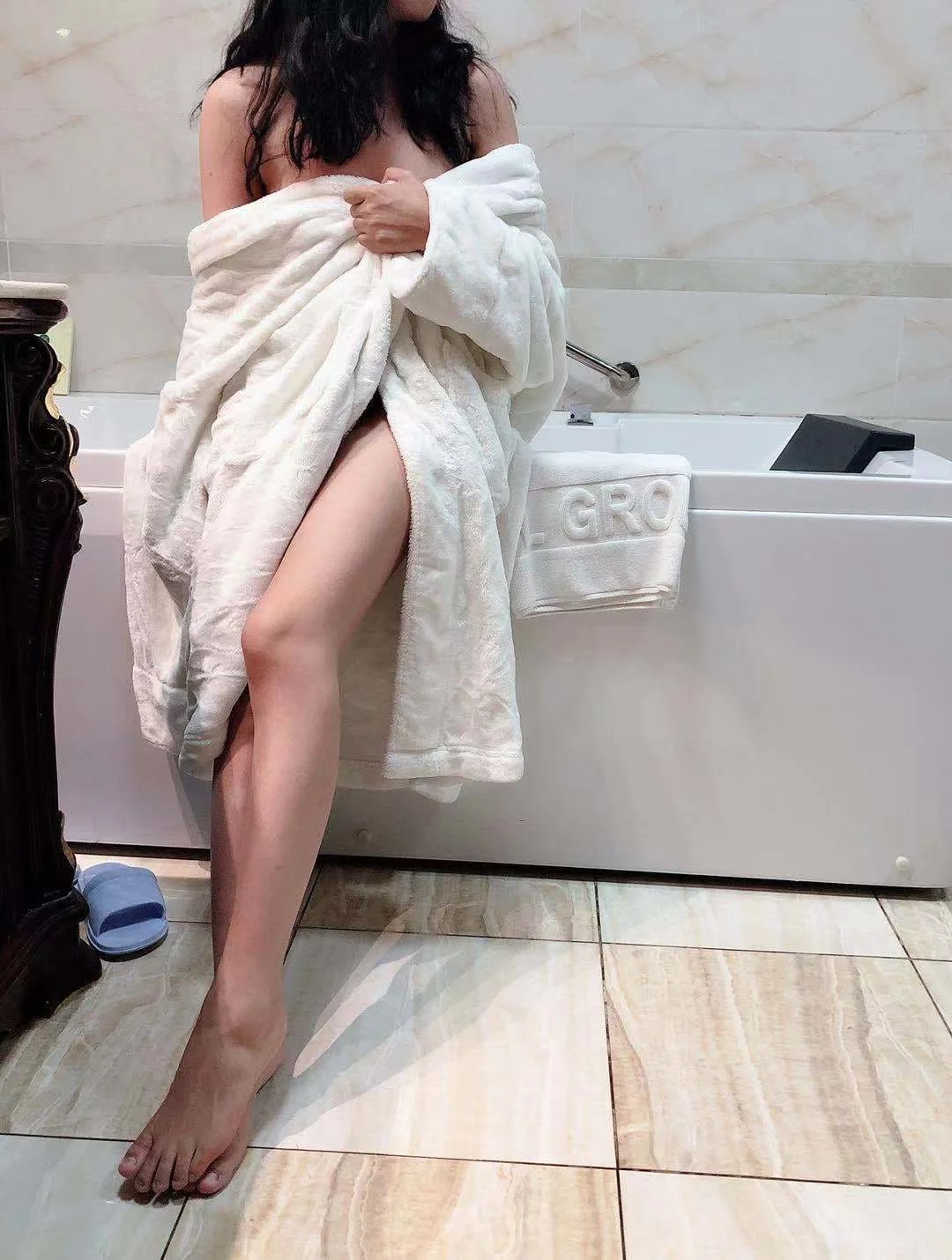 浴缸边上浴巾松松的