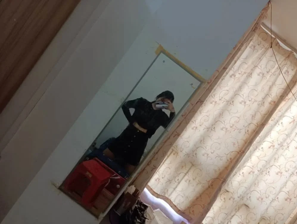 镜子里站着自拍的黑裙女生