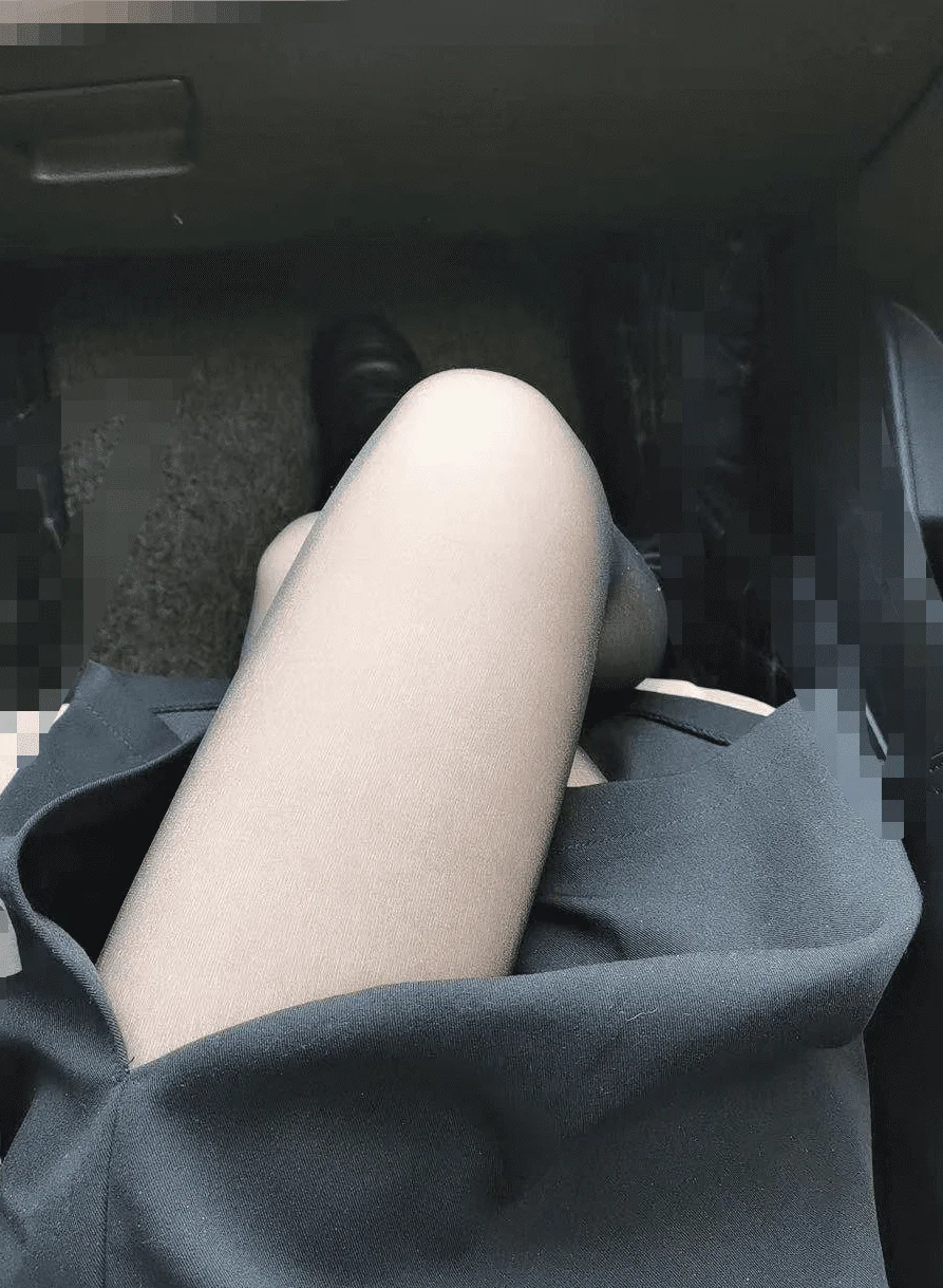 车里自拍的丝袜美腿