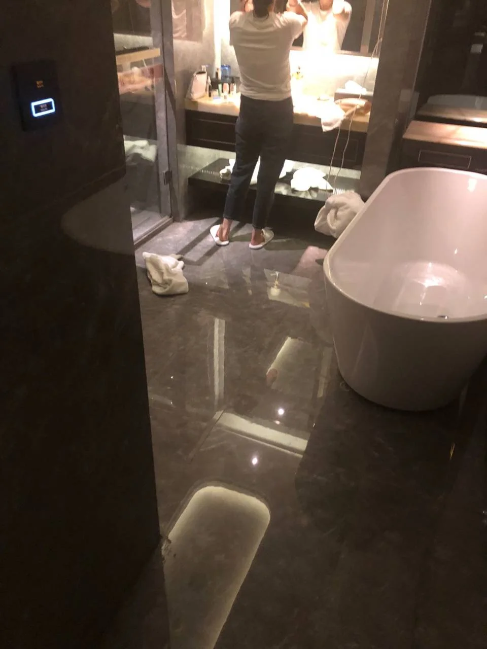 浴缸边站着拍照的