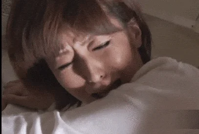 短发女人闭眼张嘴一脸潮红