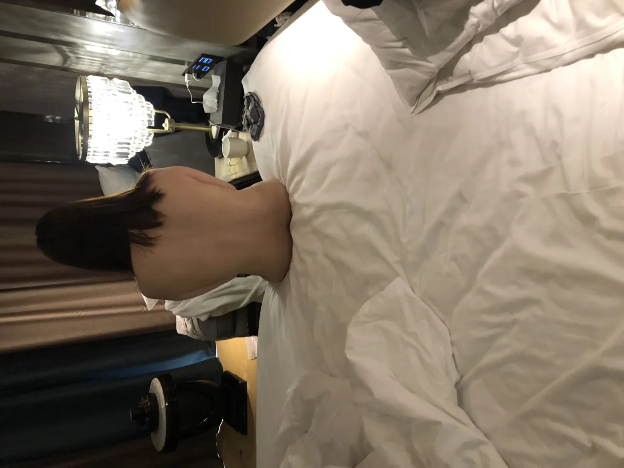 趴在枕头上看不见脸